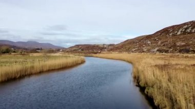 Donegal 'de Doochary ve Lettermacaward arasındaki Gweebarra Nehri' nin havadan görünüşü - İrlanda.