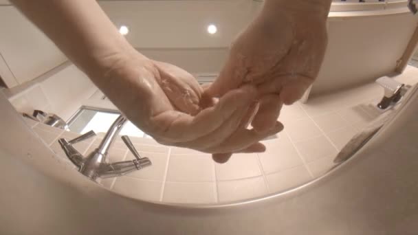 Podvodní pohled na řádné mytí rukou demonstrován v ocelovém kuchyňském dřezu — Stock video