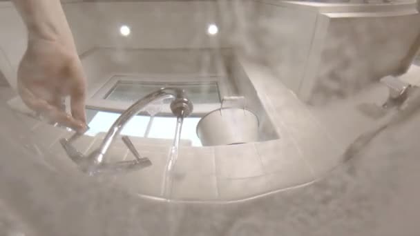 Onderwater zicht op een goede handen wassen gedemonstreerd op stalen gootsteen — Stockvideo