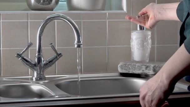 Правильна сушка рук, продемонстрована на сталевій кухонній раковині — стокове відео