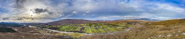 Donegal 'de Doochary ve Lettermacaward arasındaki Gweebarra Nehri' nin havadan görünüşü - İrlanda.