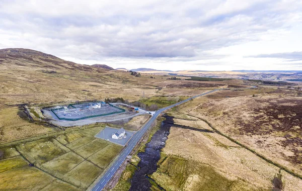 Luftbild eines Elektrizitäts-Umspannwerks in der Grafschaft Donegal - Irland — Stockfoto