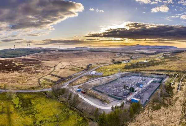 Luftbild eines Elektrizitäts-Umspannwerks in der Grafschaft Donegal - Irland — Stockfoto