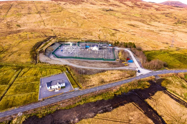 Flygbild av delstationen för överföring av el i grevskapet Donegal - Irland — Stockfoto