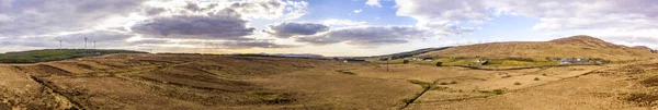 Vue aérienne du parc éolien Clogheravaddy dans le comté de Donegal - Irlande — Photo