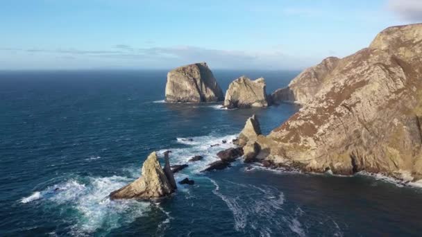 Вид с воздуха на красивое побережье в графстве Донегал - Ирландия — стоковое видео