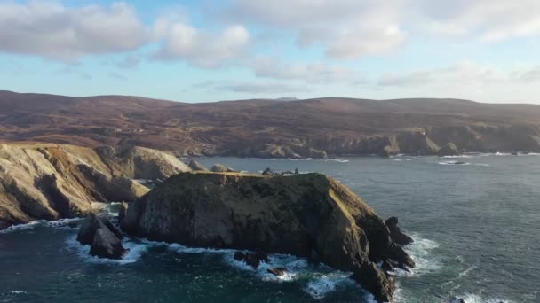 Vista aérea da bela costa pelo Porto no Condado de Donegal - Irlanda — Vídeo de Stock