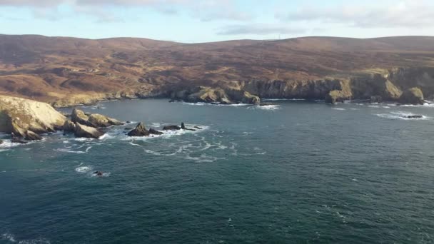 Vista aérea de la hermosa costa por Puerto en el Condado de Donegal - Irlanda — Vídeo de stock
