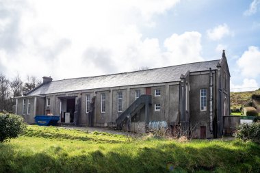 ARDARA, COUNTY DONEGAL, IRELAND - 13 Mart 2020: Ardara kasabası Corona salgını sırasında hala meşgul