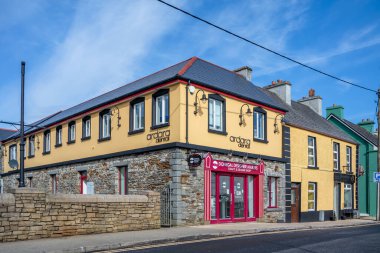 ARDARA, COUNTY DONEGAL, IRELAND - 13 Mart 2020: Ardara kasabası Corona salgını sırasında hala meşgul