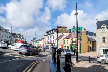 ARDARA, COUNTY DONEGAL, IRELAND - 13 Mart 2020: Ardara kasabası Corona salgını sırasında hala meşgul