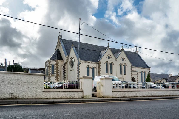 ARDARA, COUNTY DONEGAL, IRLAND - 13. MÄRZ 2020: Während des Corona-Ausbruchs ist die Stadtkirche von Ardara noch immer geschäftig — Stockfoto