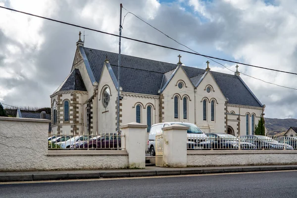 ARDARA, COUNTY DONEGAL, ΙΡΛΑΝΔΙΑ - 13 ΜΑΡΤΙΟΥ 2020: Η εκκλησία της πόλης Αρντάρα είναι ακόμα απασχολημένη κατά τη διάρκεια του ξεσπάσματος της Κορόνας — Φωτογραφία Αρχείου