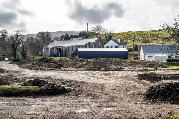 ARDARA, COUNTY DONEGAL, IRELAND - 13 марта 2020 года: Ардарский ликеро-водочный завод прекратил работу во время вспышки коронавируса — стоковое фото