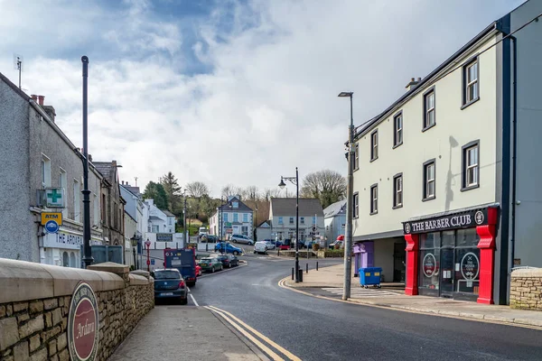 ARDARA, COUNTY DONEGAL, IERLAND - 13 maart 2020: De stad Ardara is nog steeds druk tijdens de uitbraak van Corona — Stockfoto