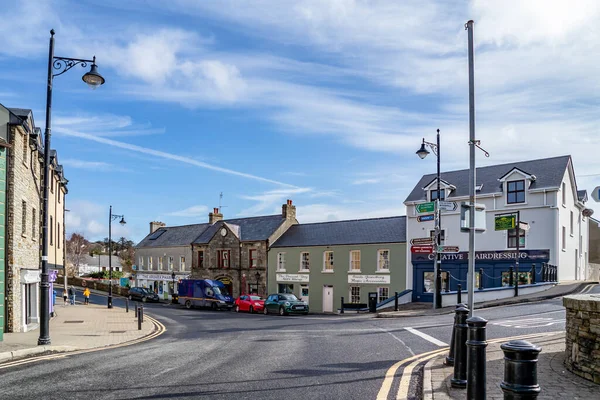 ARDARA, COUNTY DONEGAL, IERLAND - 13 maart 2020: De stad Ardara is nog steeds druk tijdens de uitbraak van Corona — Stockfoto