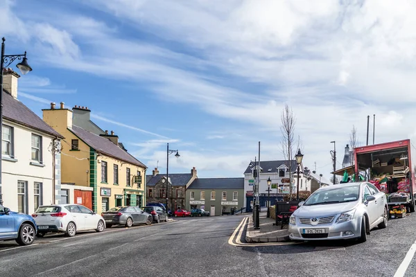 ARDARA, COUNTY DONEGAL, IERLAND - 13 maart 2020: De stad Ardara is nog steeds druk tijdens de uitbraak van Corona — Stockfoto