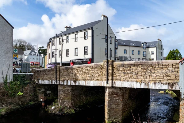 ARDARA, COUNTY DONEGAL, IERLAND - 13 maart 2020: De stad Ardara is nog steeds druk tijdens de uitbraak van Corona — Stockfoto