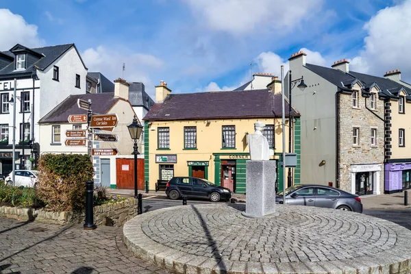 ARDARA, CONDADO DE DONEGAL, IRLANDA - 13 DE MARZO DE 2020: La ciudad de Ardara sigue ocupada durante el brote de Corona —  Fotos de Stock