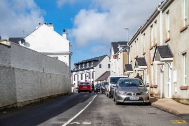 ARDARA, COUNTY DONEGAL, IRELAND - 13 Mart 2020: Ardara kasabası Corona salgını sırasında hala meşgul