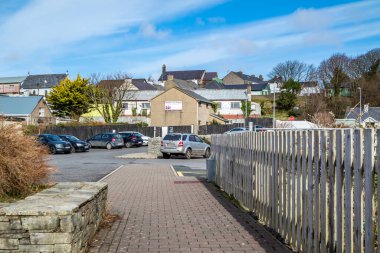 ARDARA, COUNTY DONEGAL, IRELAND - 13 Mart 2020: Ardara kasabası Corona salgını sırasında hala meşgul