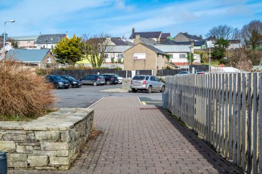 ARDARA, COUNTY DONEGAL, IRELAND - 13 Mart 2020: Ardara kasabası Corona salgını sırasında hala meşgul