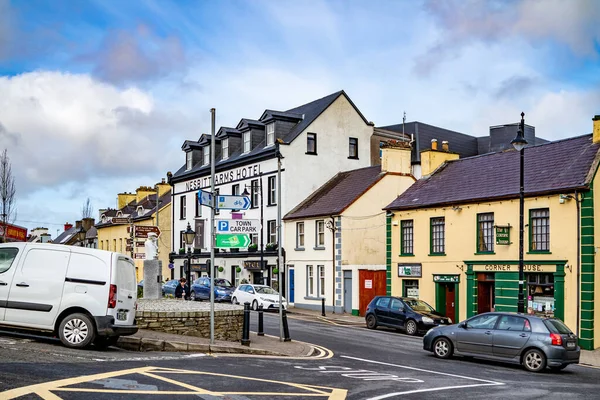 ARDARA, COUNTY DONEGAL, IERLAND - 13 maart 2020: De stad Ardara is nog steeds druk tijdens de uitbraak van Corona — Stockfoto