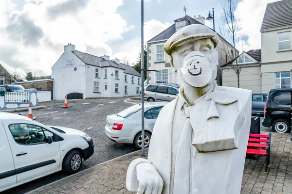 ARDARA, COUNTY DONEGAL, IRELAND - 13 Mart 2020: Redmond Herrity tarafından yaratılan John Doherty Heykeli, Covid 19 Coronavirus salgını sırasında bir maske takıyor. — Stok fotoğraf