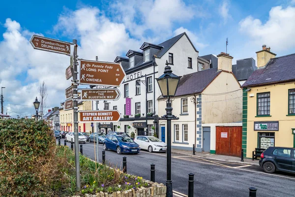 ARDARA, COUNTY DONEGAL, IERLAND - 13 maart 2020: De stad Ardara is nog steeds druk tijdens de uitbraak van Corona — Stockfoto