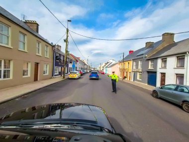 ARDARA, COUNTY DONEGAL, IRELAND 10 Nisan 2020: Coronavirus Covid-19 salgını sırasında Garda kontrol noktası