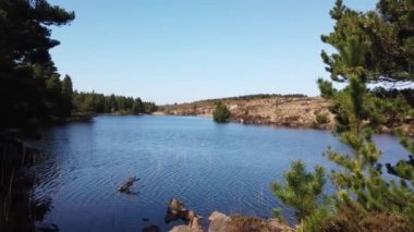 Donegal, İrlanda 'daki Bonny Glen yakınlarındaki güzel Namanlagh Gölü manzarası