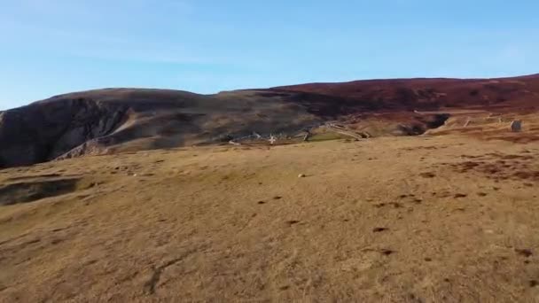 Widok z lotu ptaka na piękne wybrzeże przez port w hrabstwie Donegal - Irlandia — Wideo stockowe