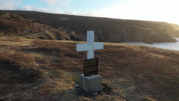 Veduta aerea della bellissima costa dal porto nella contea di Donegal - Irlanda — Video Stock