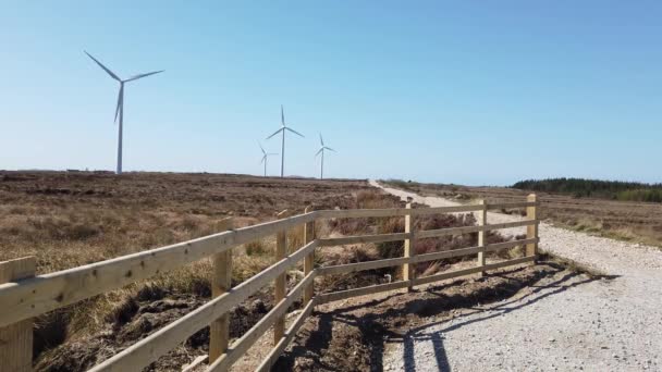 El parque eólico Loughderryduff entre Ardara y Portnoo en el Condado de Donegal - Irlanda — Vídeos de Stock