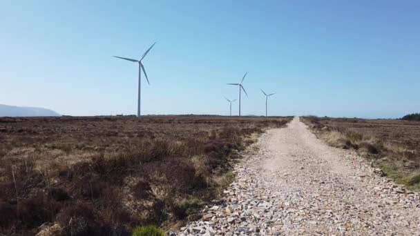 El parque eólico Loughderryduff entre Ardara y Portnoo en el Condado de Donegal - Irlanda — Vídeos de Stock