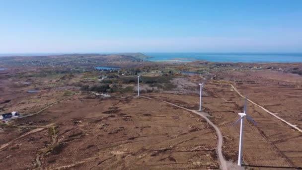 Vista aérea do parque eólico Loughderryduff entre Ardara e Portnoo no Condado de Donegal - Irlanda — Vídeo de Stock