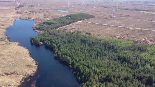 ドニゴール州のArdaraとPortnooの間のLoughderryduff風力発電所の空中ビュー-アイルランド — ストック動画