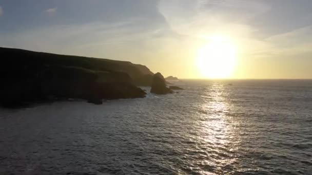 Légi kilátás a gyönyörű tengerparton kikötő megyei Donegal - Írország — Stock videók