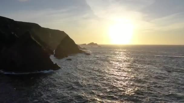 Vista aérea da bela costa pelo Porto no Condado de Donegal - Irlanda — Vídeo de Stock