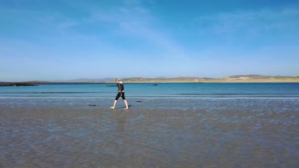 Hübsche Dame am einsamen Sandstrand — Stockvideo