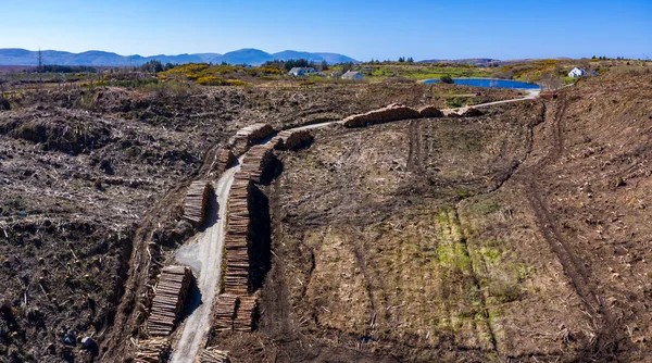 Uitzicht vanuit de lucht op houtstapels bij Bonny Glen in County Donegal - Ierland — Stockfoto