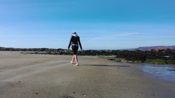 Vacker dam går på ensam sandstrand — Stockvideo