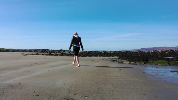 Linda senhora andando na praia solitária — Vídeo de Stock