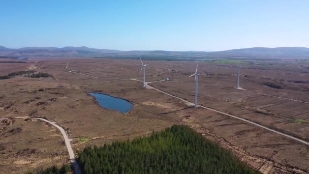 Вид с воздуха на ветропарк Лафдерридафф между Ардарой и Портну в графстве Донегал - Ирландия — стоковое видео
