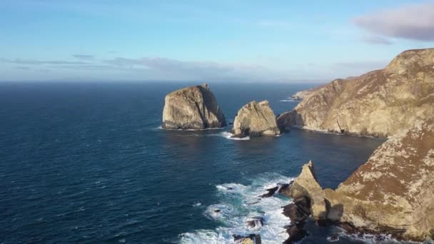 Légi kilátás a gyönyörű tengerparton kikötő megyei Donegal - Írország — Stock videók