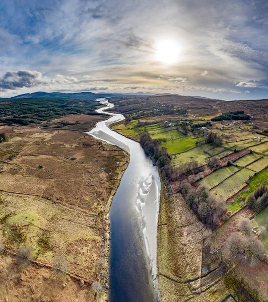 Vista aérea do rio Gweebarra entre Doochary e Lettermacaward em Donegal - Irlanda . — Fotografia de Stock