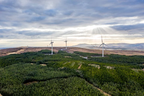 Vista aérea del parque eólico Clogheravaddy en el Condado de Donegal - Irlanda — Foto de Stock