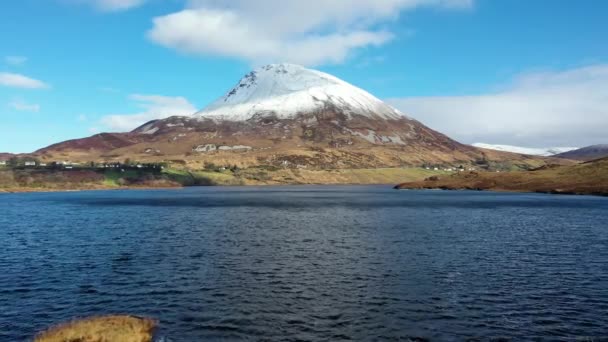 Vista aérea del Monte Errigal, la montaña más alta de Donegal - Irlanda — Vídeos de Stock