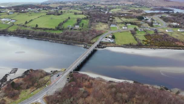 Die Brücke zum Lettermacaward im County Donegal - Irland. — Stockvideo