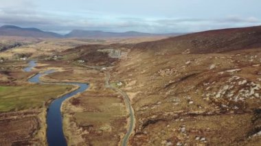 Donegal 'de Doochary ve Lettermacaward arasındaki Gweebarra Nehri' nin havadan görünüşü - İrlanda.